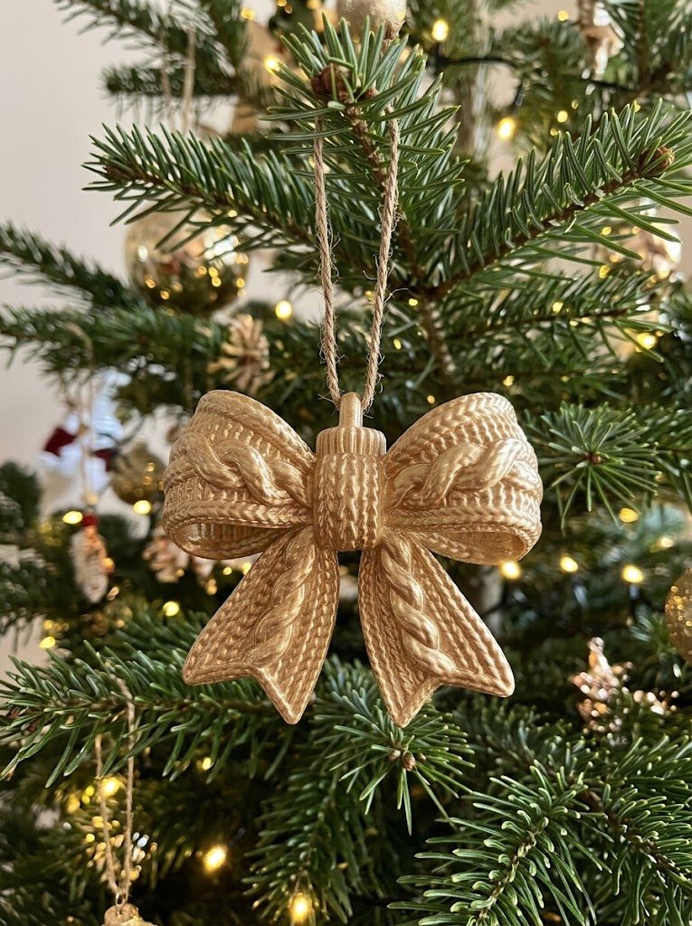 Lazo navideño colgante con textura tejida, foto 2 de 3