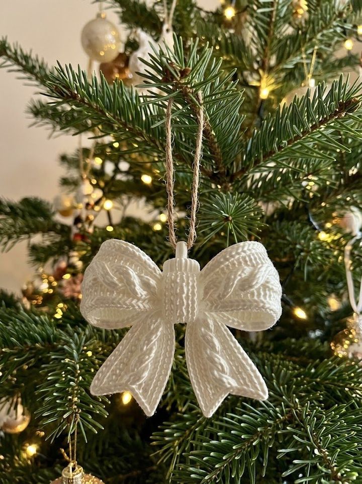 Lazo navideño colgante con textura tejida, foto 1 de 3