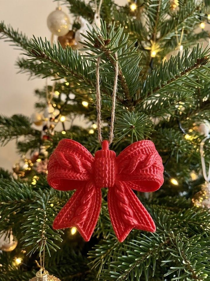 Lazo navideño colgante con textura tejida, foto 3 de 3